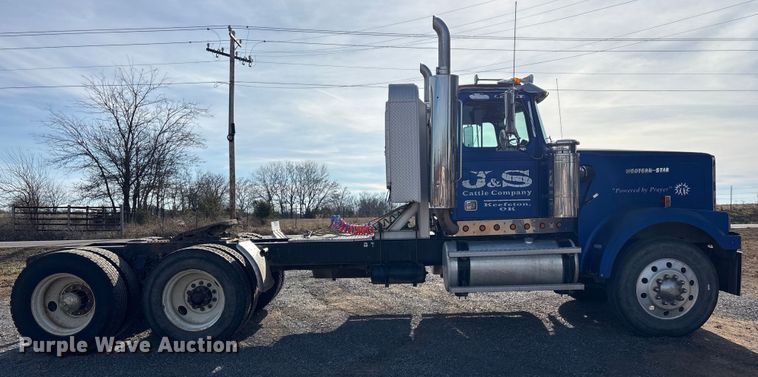 image for item FI0090 1999 Western Star 4900 semi truck