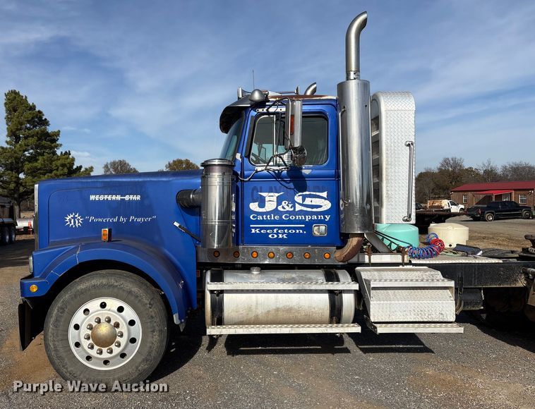 image for item FI0090 1999 Western Star 4900 semi truck