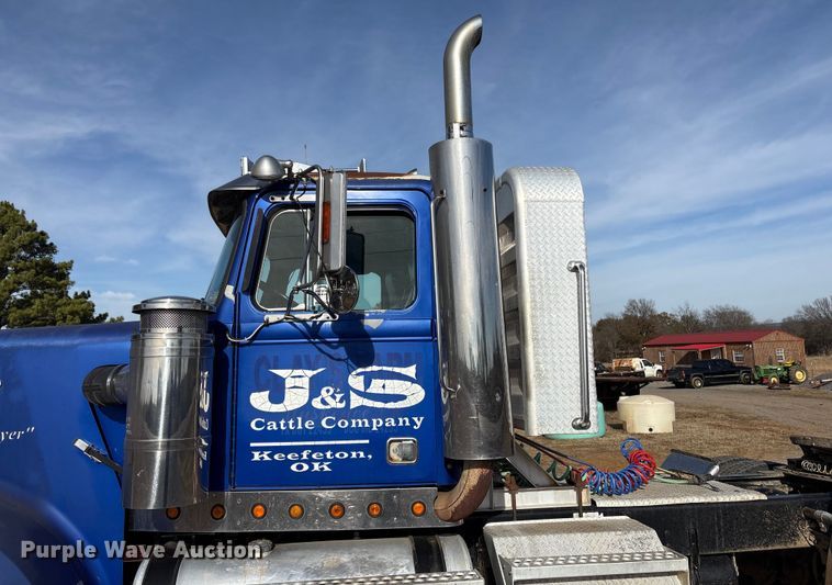 image for item FI0090 1999 Western Star 4900 semi truck