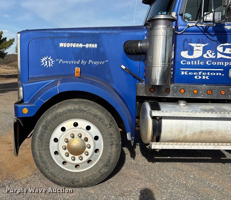 image for item FI0090 1999 Western Star 4900 semi truck