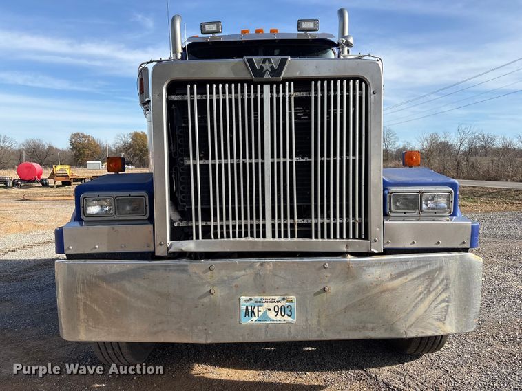 image for item FI0090 1999 Western Star 4900 semi truck