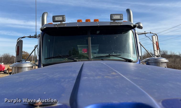 image for item FI0090 1999 Western Star 4900 semi truck