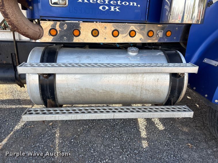 image for item FI0090 1999 Western Star 4900 semi truck