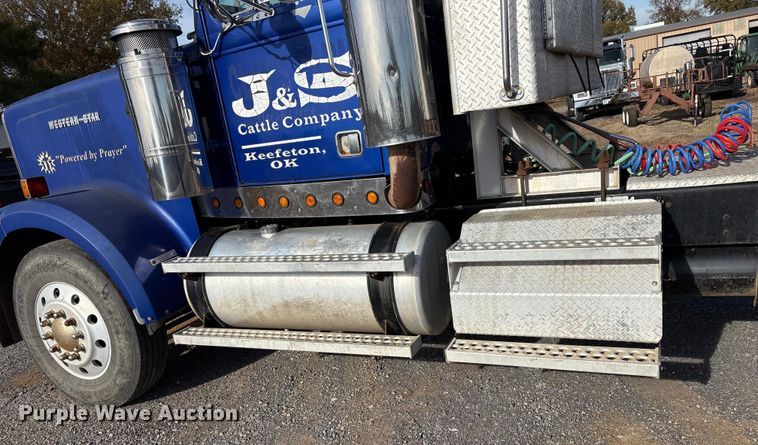 image for item FI0090 1999 Western Star 4900 semi truck