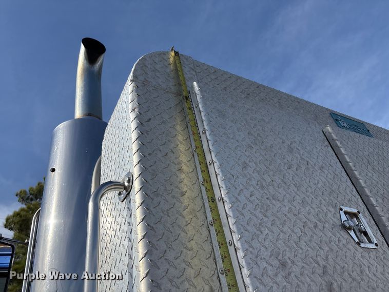 image for item FI0090 1999 Western Star 4900 semi truck