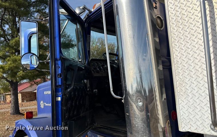 image for item FI0090 1999 Western Star 4900 semi truck