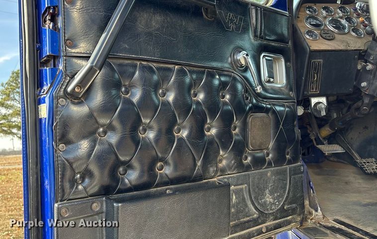 image for item FI0090 1999 Western Star 4900 semi truck