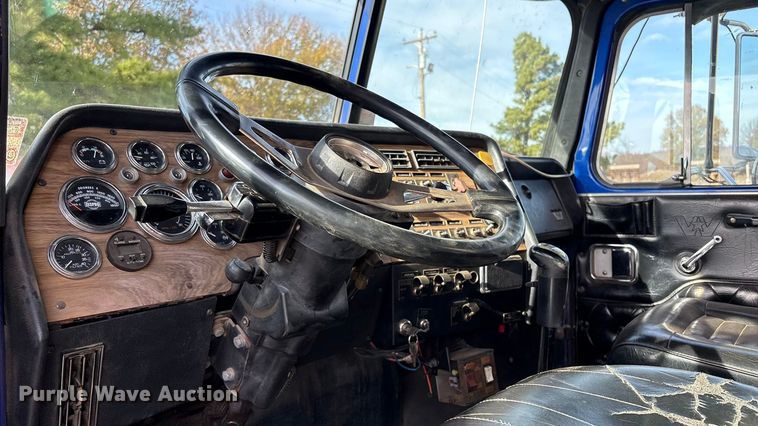 image for item FI0090 1999 Western Star 4900 semi truck