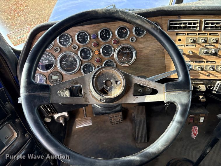 image for item FI0090 1999 Western Star 4900 semi truck