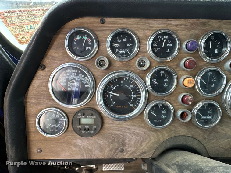 image for item FI0090 1999 Western Star 4900 semi truck