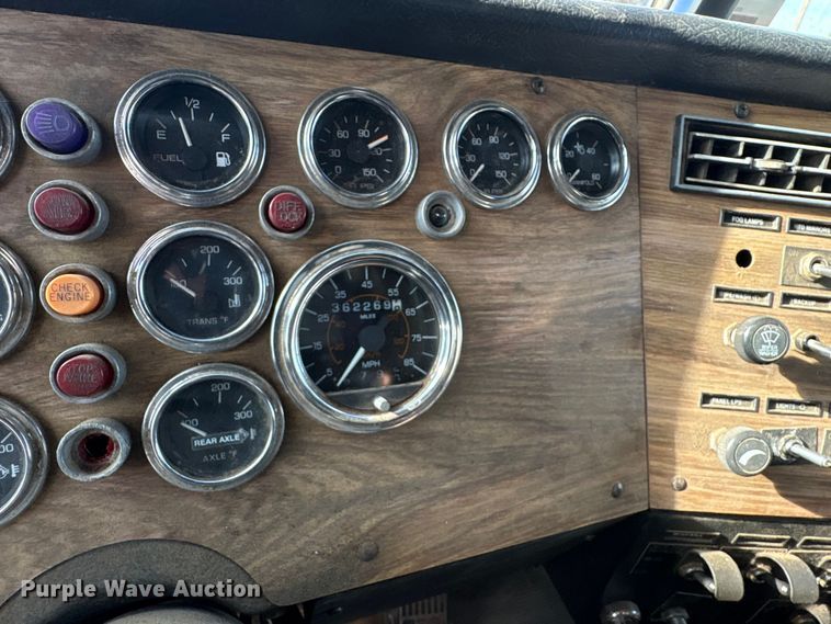 image for item FI0090 1999 Western Star 4900 semi truck