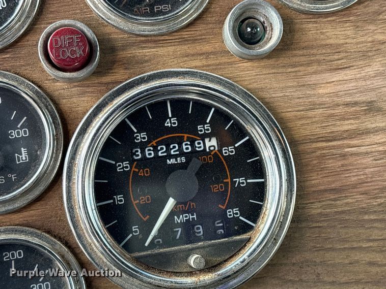 image for item FI0090 1999 Western Star 4900 semi truck