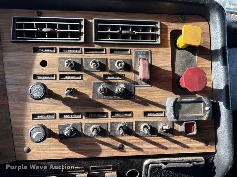 image for item FI0090 1999 Western Star 4900 semi truck