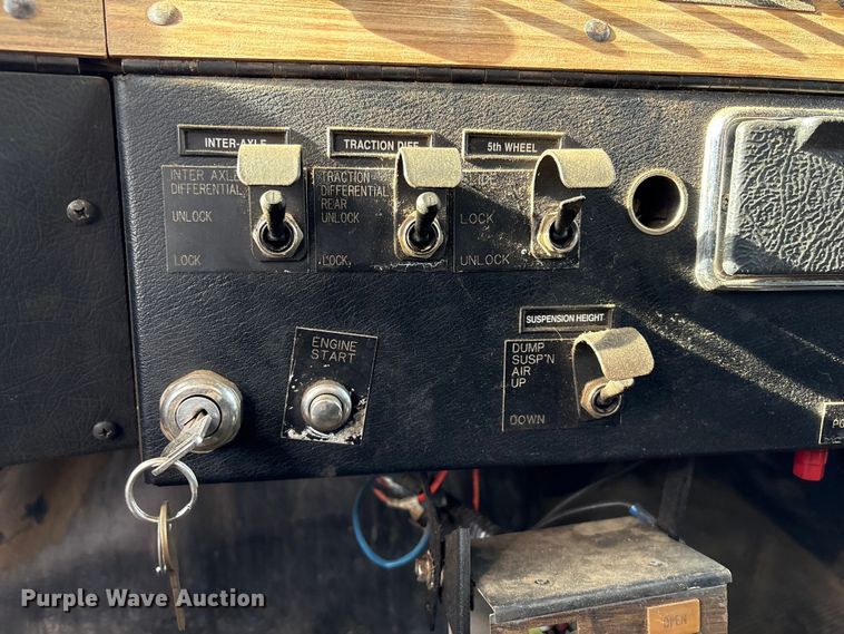 image for item FI0090 1999 Western Star 4900 semi truck