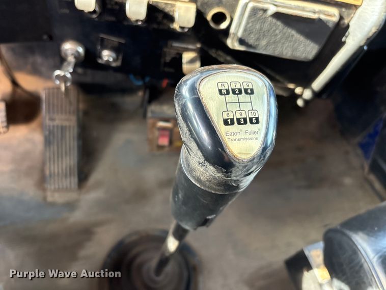 image for item FI0090 1999 Western Star 4900 semi truck