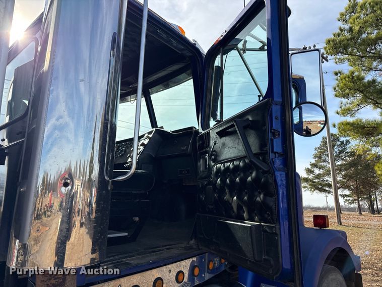 image for item FI0090 1999 Western Star 4900 semi truck
