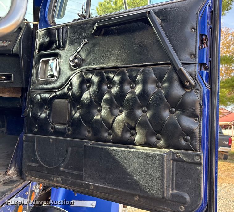 image for item FI0090 1999 Western Star 4900 semi truck