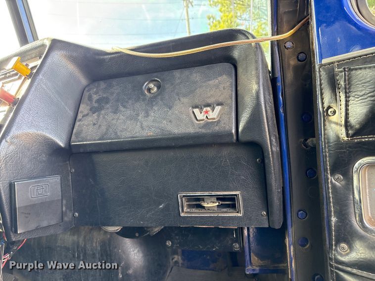 image for item FI0090 1999 Western Star 4900 semi truck