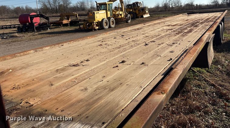 image for item FI0097 1981 Fruehauf PB-F2-40 flatbed trailer