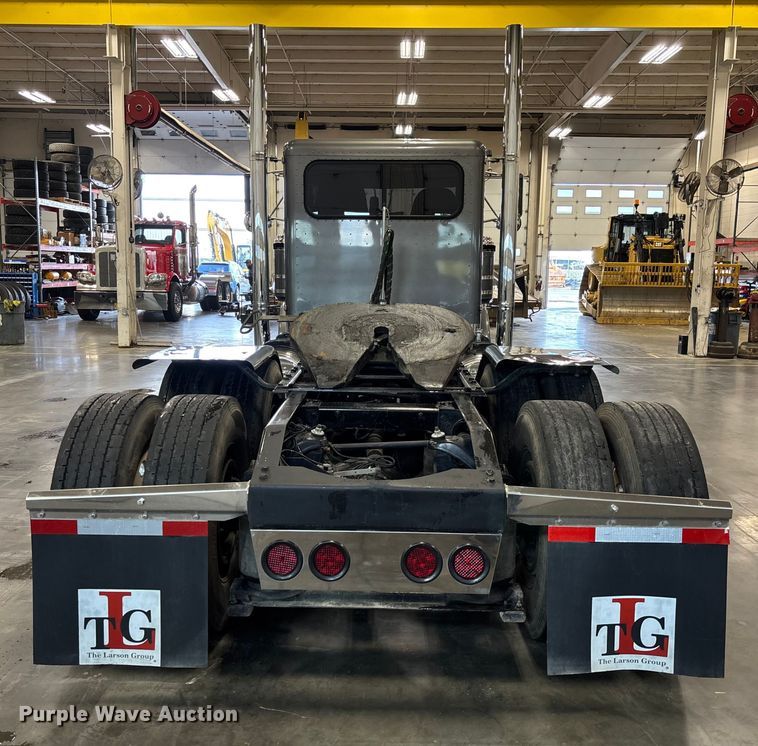 image for item FI1513 2000 Peterbilt 379 semi truck