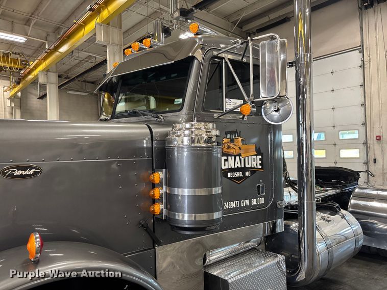 image for item FI1513 2000 Peterbilt 379 semi truck
