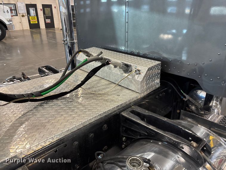 image for item FI1513 2000 Peterbilt 379 semi truck