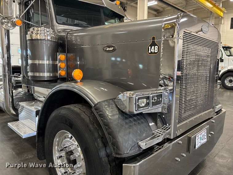 image for item FI1513 2000 Peterbilt 379 semi truck