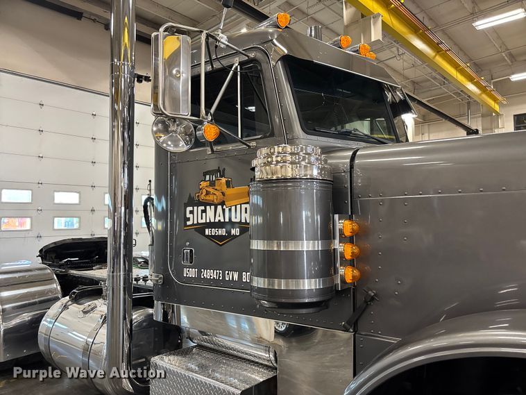 image for item FI1513 2000 Peterbilt 379 semi truck