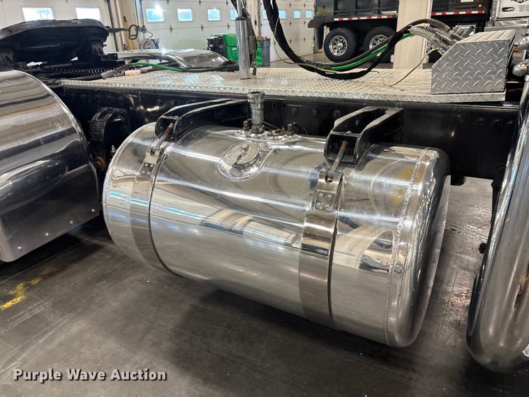 image for item FI1513 2000 Peterbilt 379 semi truck