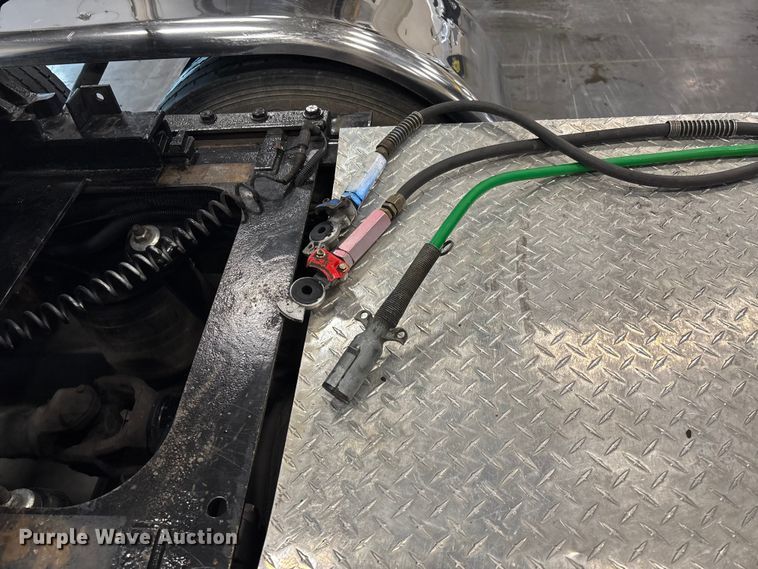 image for item FI1513 2000 Peterbilt 379 semi truck