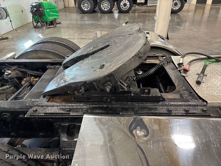 image for item FI1513 2000 Peterbilt 379 semi truck