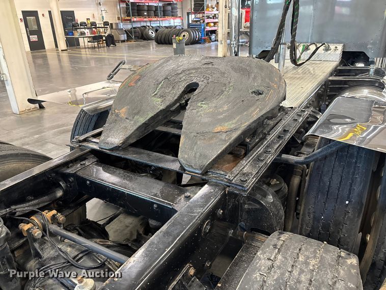 image for item FI1513 2000 Peterbilt 379 semi truck