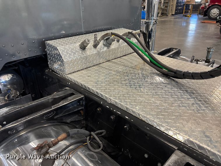 image for item FI1513 2000 Peterbilt 379 semi truck