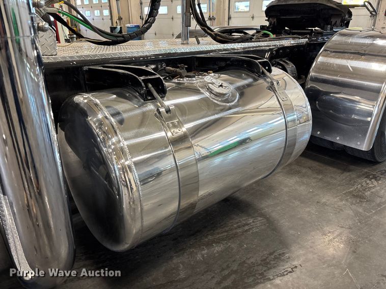 image for item FI1513 2000 Peterbilt 379 semi truck