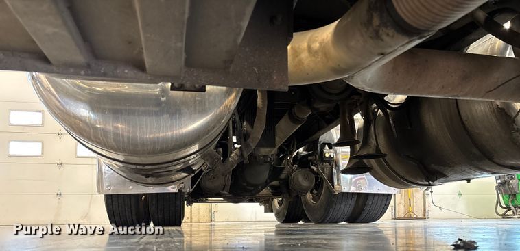 image for item FI1513 2000 Peterbilt 379 semi truck