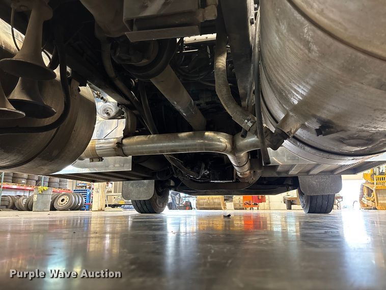 image for item FI1513 2000 Peterbilt 379 semi truck