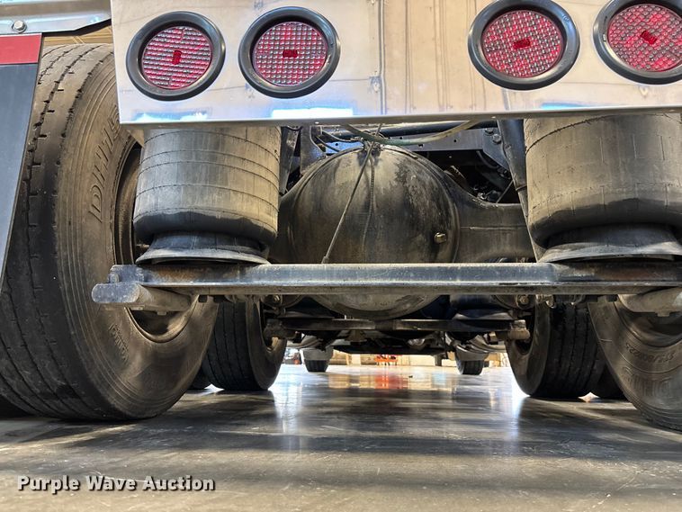 image for item FI1513 2000 Peterbilt 379 semi truck