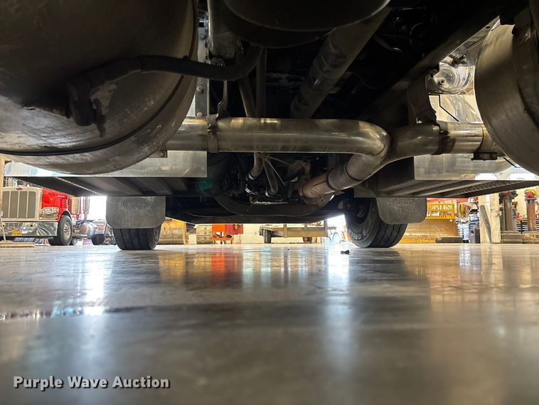 image for item FI1513 2000 Peterbilt 379 semi truck