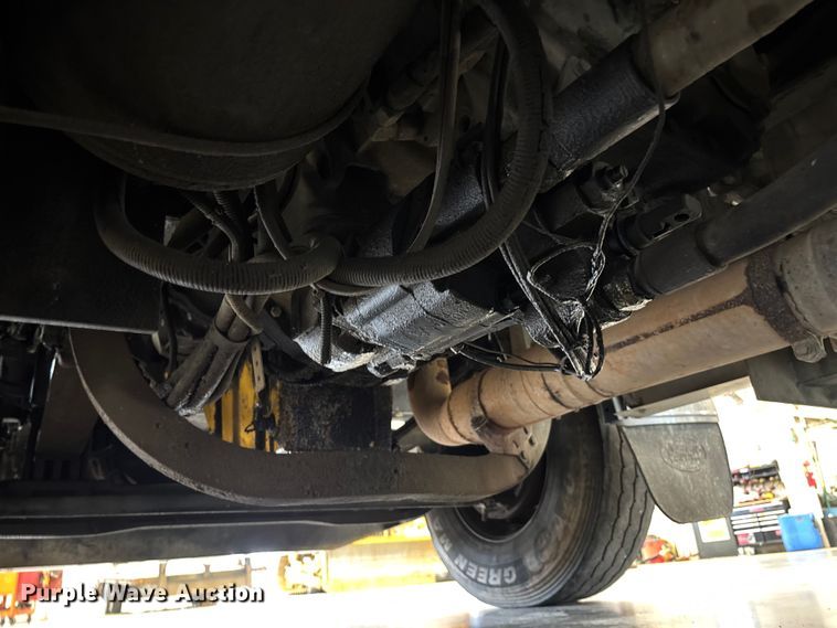 image for item FI1513 2000 Peterbilt 379 semi truck