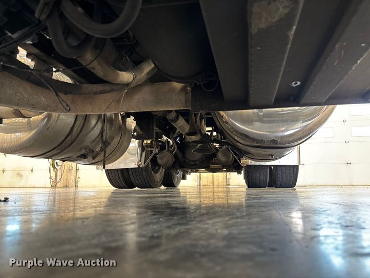 image for item FI1513 2000 Peterbilt 379 semi truck