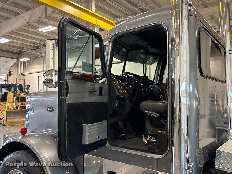 image for item FI1513 2000 Peterbilt 379 semi truck