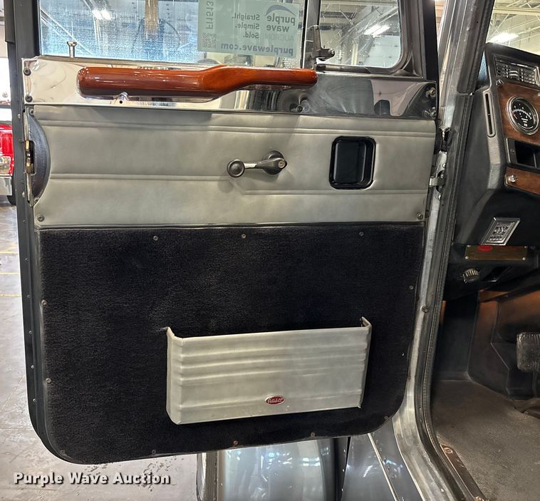 image for item FI1513 2000 Peterbilt 379 semi truck