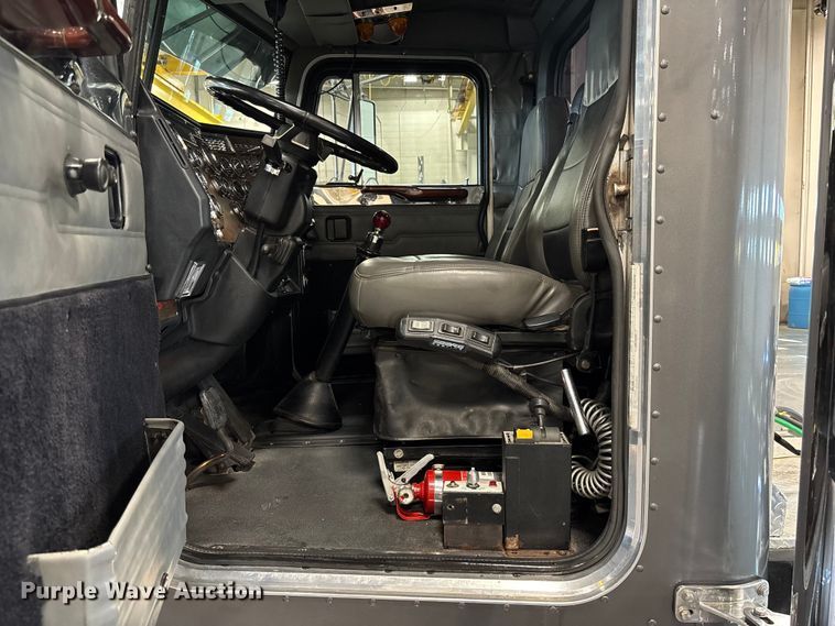 image for item FI1513 2000 Peterbilt 379 semi truck