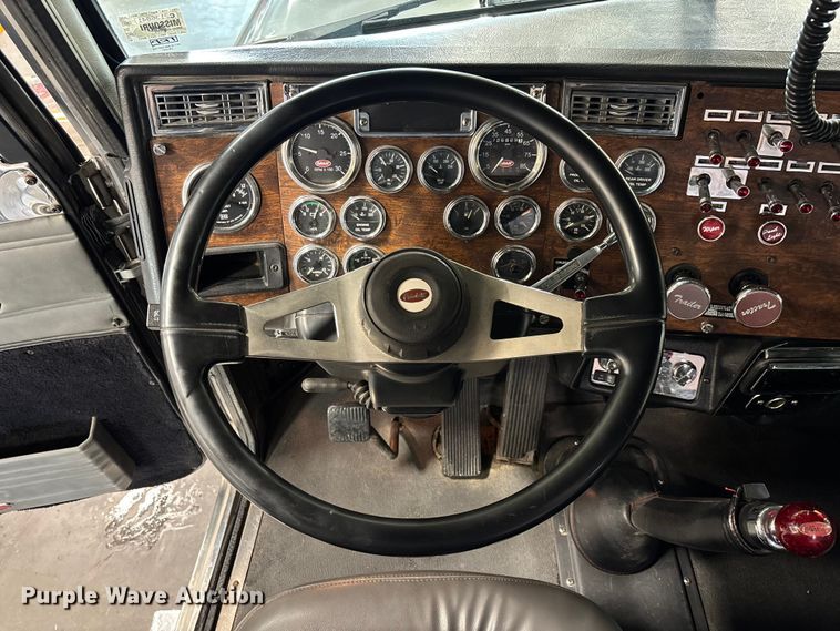 image for item FI1513 2000 Peterbilt 379 semi truck