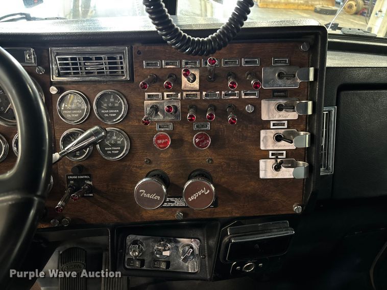 image for item FI1513 2000 Peterbilt 379 semi truck