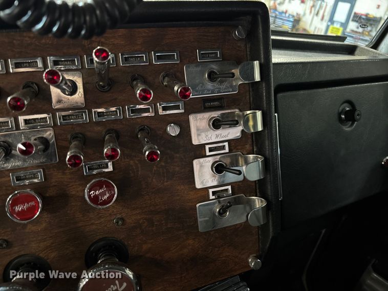 image for item FI1513 2000 Peterbilt 379 semi truck