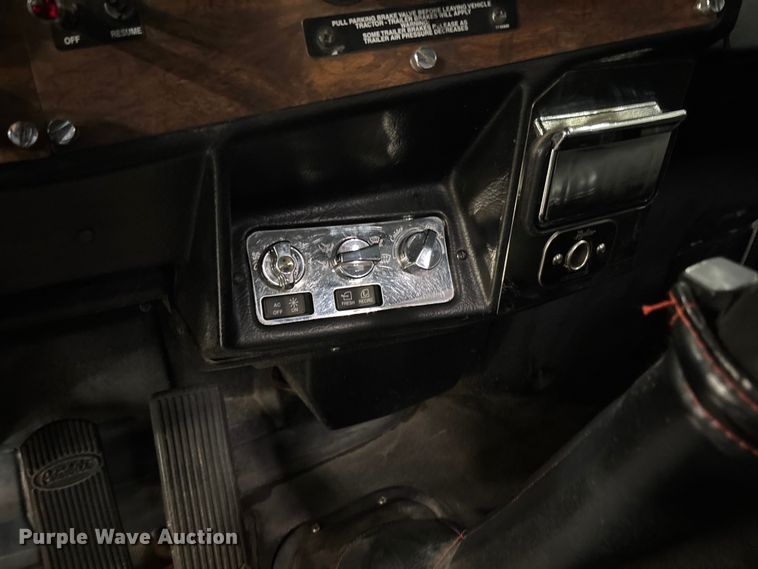 image for item FI1513 2000 Peterbilt 379 semi truck