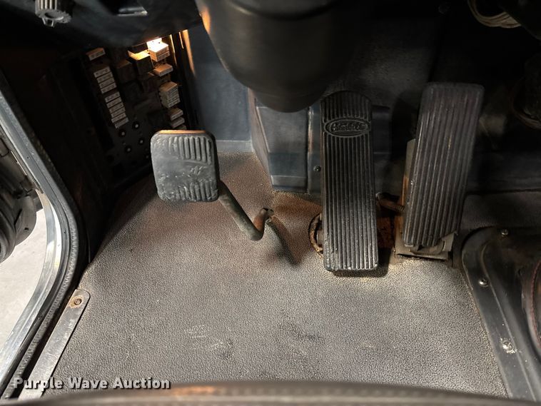 image for item FI1513 2000 Peterbilt 379 semi truck