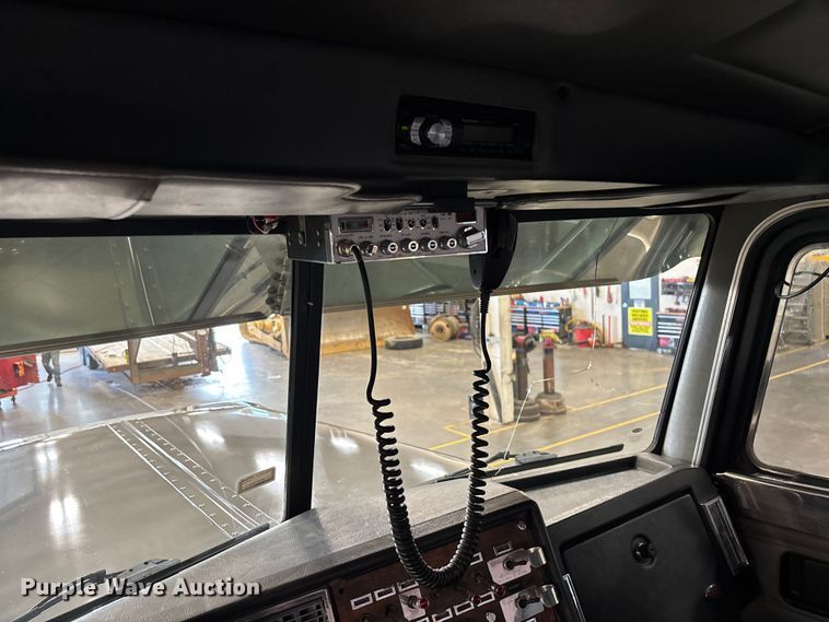 image for item FI1513 2000 Peterbilt 379 semi truck