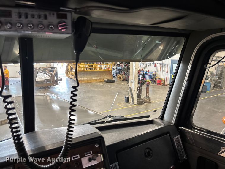 image for item FI1513 2000 Peterbilt 379 semi truck